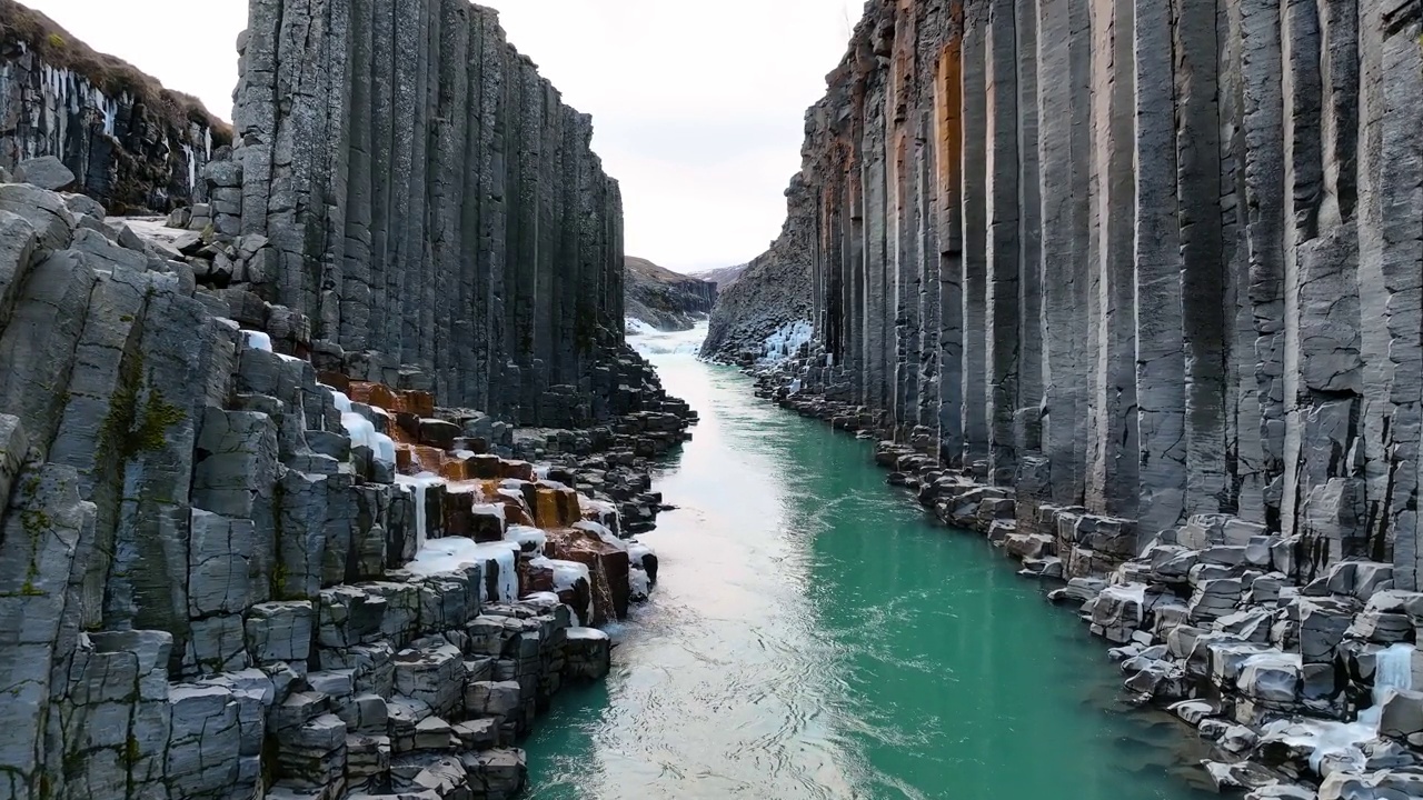 冰岛不可思议的玄武岩峡谷视频素材