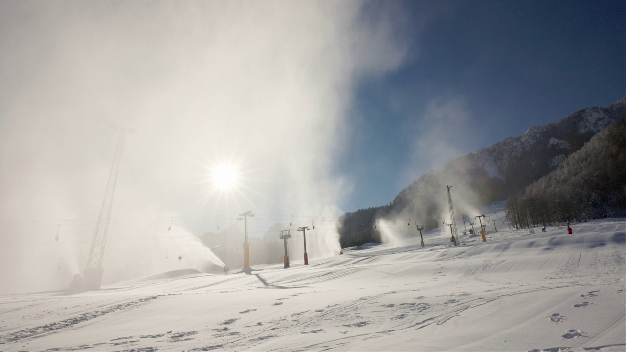 造雪机，造雪炮或造雪枪视频素材