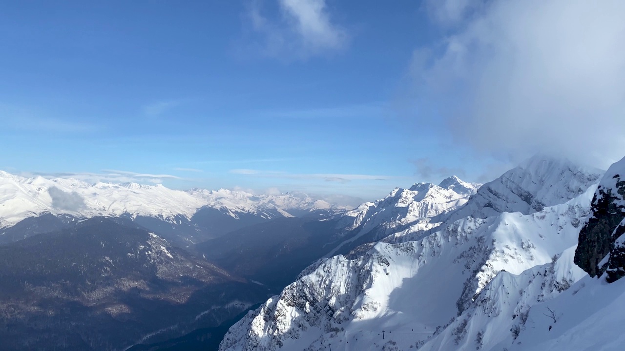 美丽如画的雪峰冬日山景视频素材