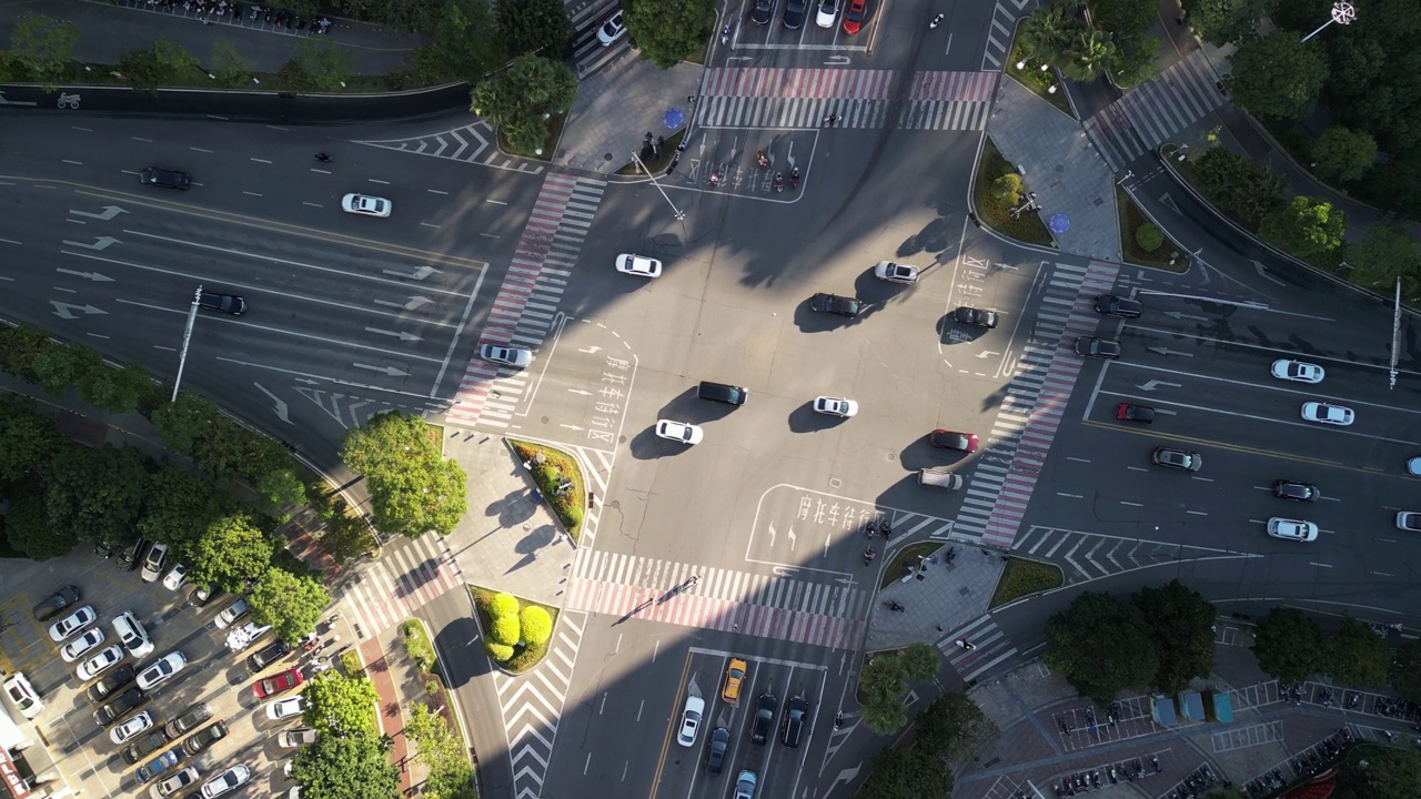 十字路口交通景观俯瞰城市视频素材