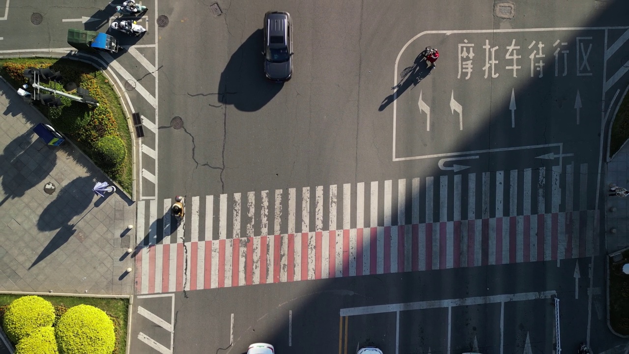 十字路口交通景观俯瞰城市视频素材