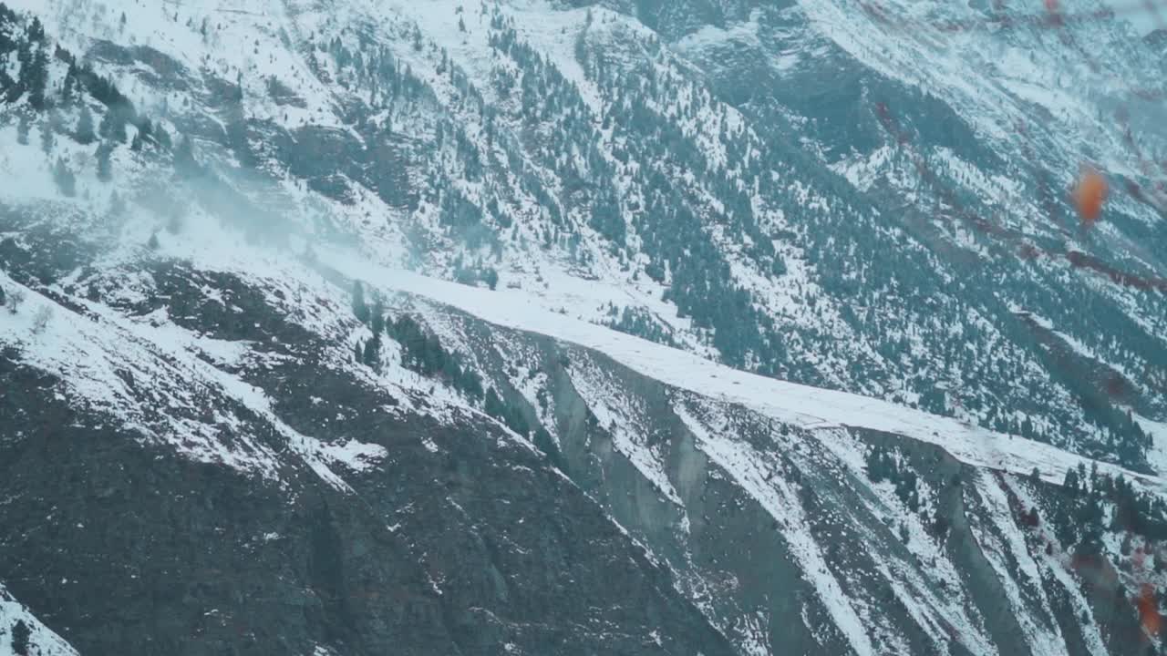 在印度喜马偕尔邦拉豪尔斯皮提的暴风雪后，积雪覆盖的喜马拉雅山脉的特写镜头。冬季被雪覆盖的山脉。自然的冬季背景。视频素材