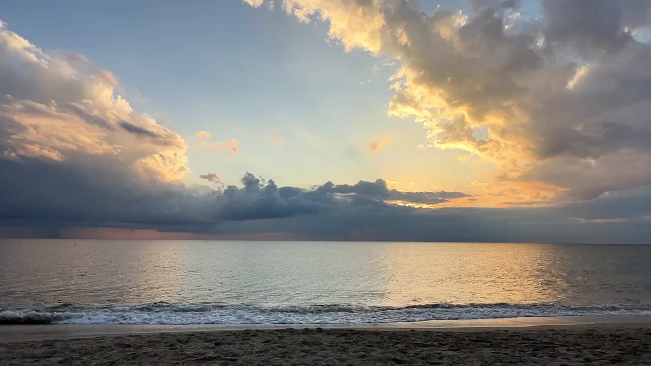 美丽的海岸，日落时的海浪，雨后的海浪。视频素材