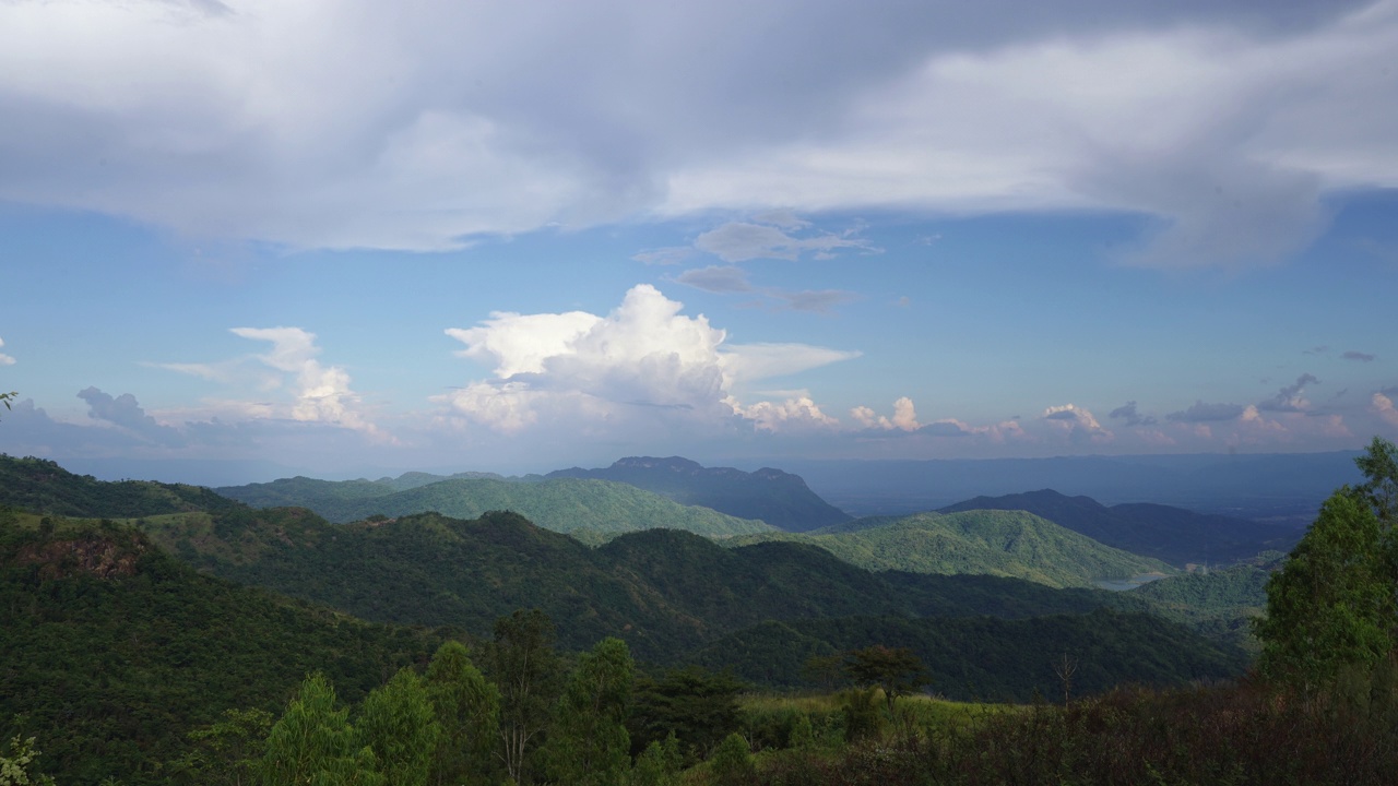 蓝天白云漫过高山视频下载