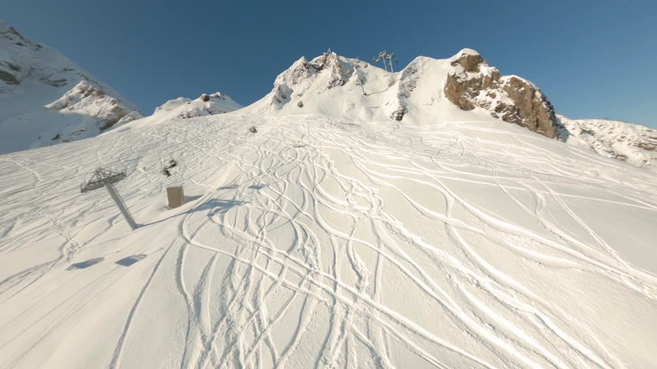 Fpv无人机在冬季滑雪场的雪坡上飞行。雪域滑雪场冬季索道滑雪缆车鸟瞰图。视频素材