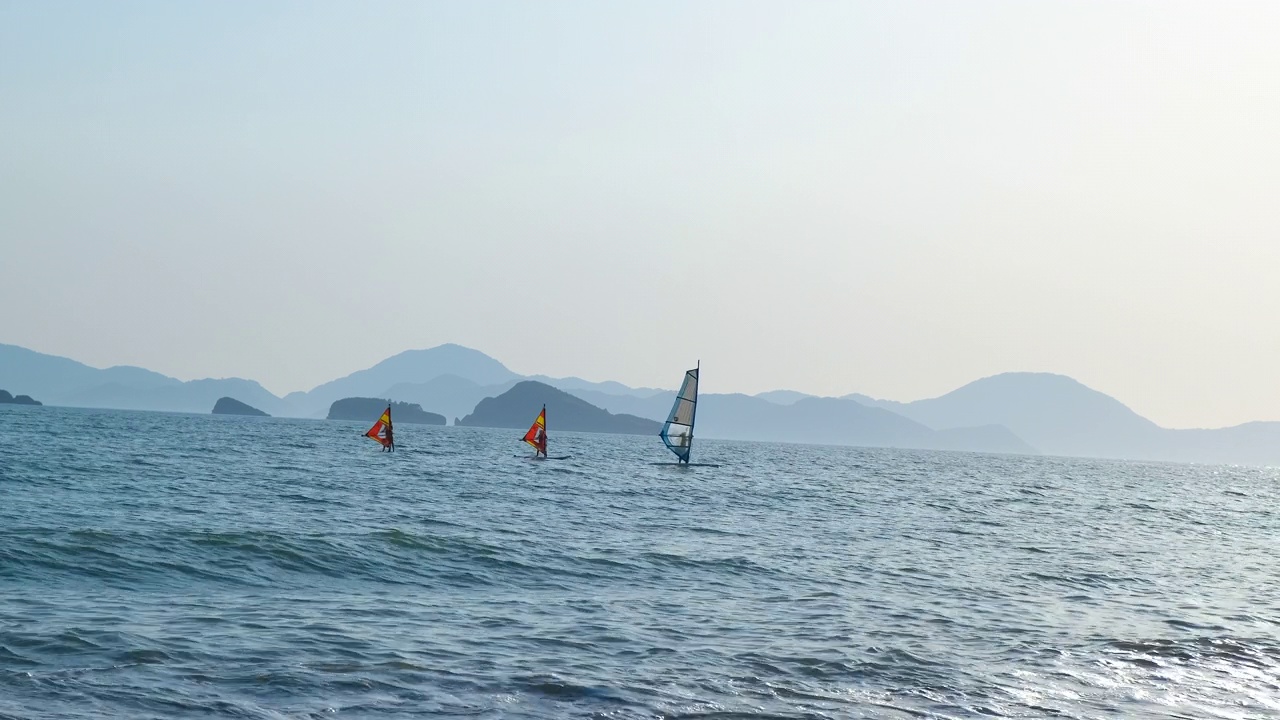 在海上冲浪。视频素材