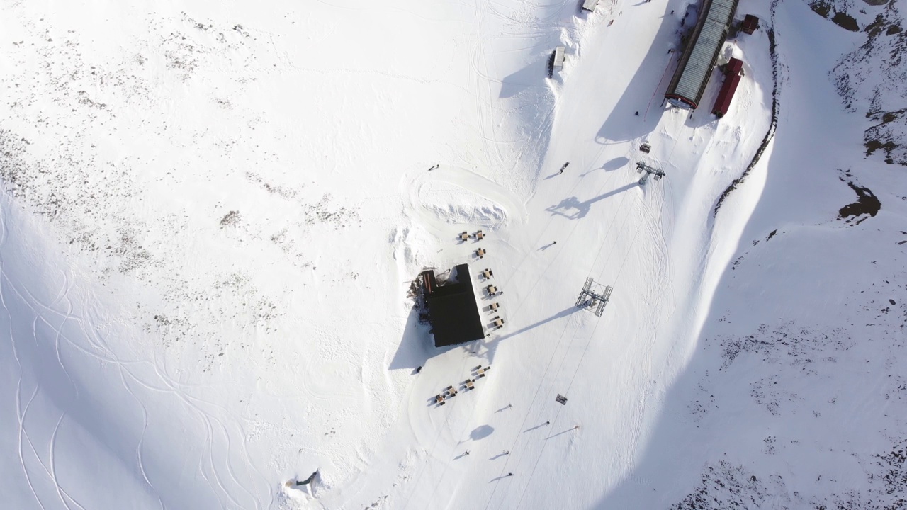 空中顶部don查看Gudauri滑雪胜地Kobi斜坡全景与高加索山脉的咖啡馆。著名的户外滑雪胜地视频素材