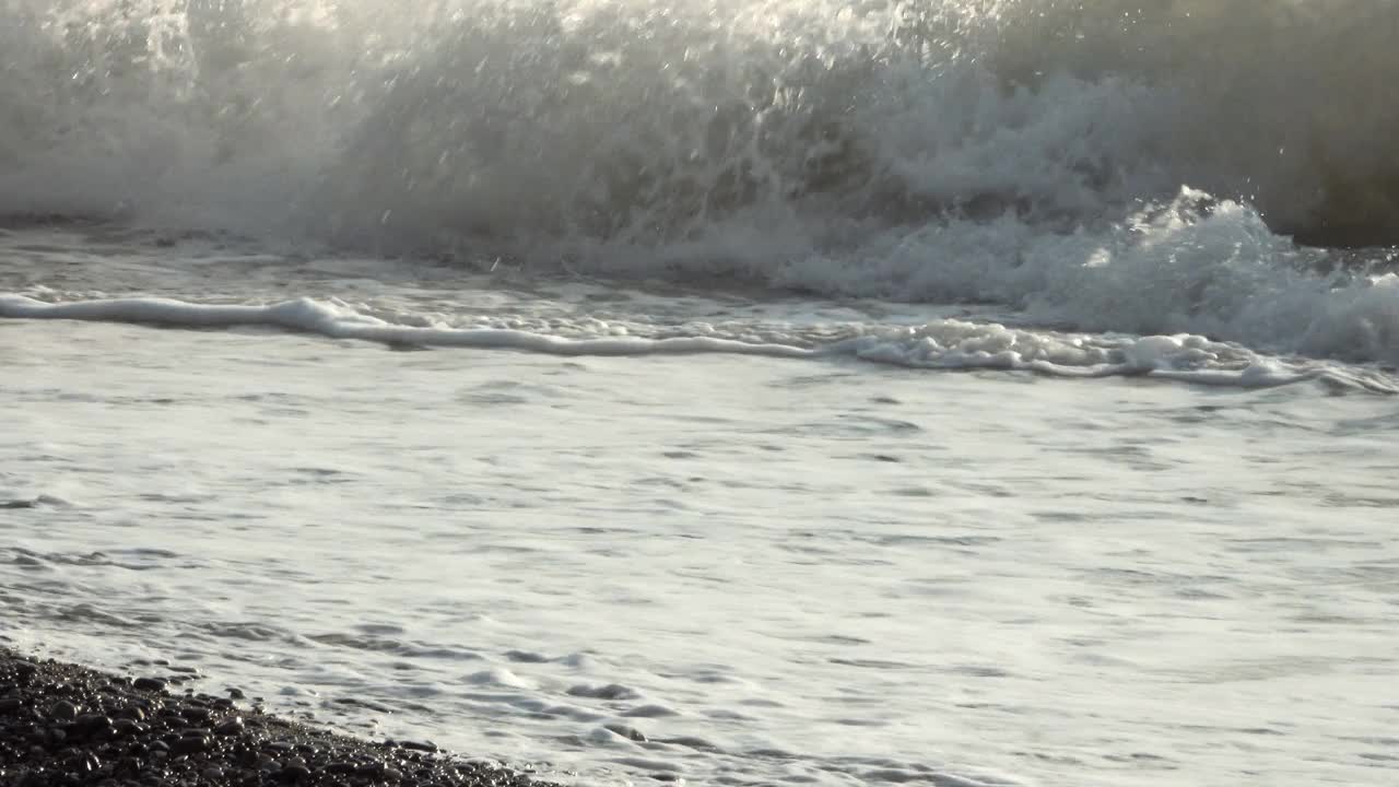 汹涌的大海。海浪。海浪的声音。视频素材