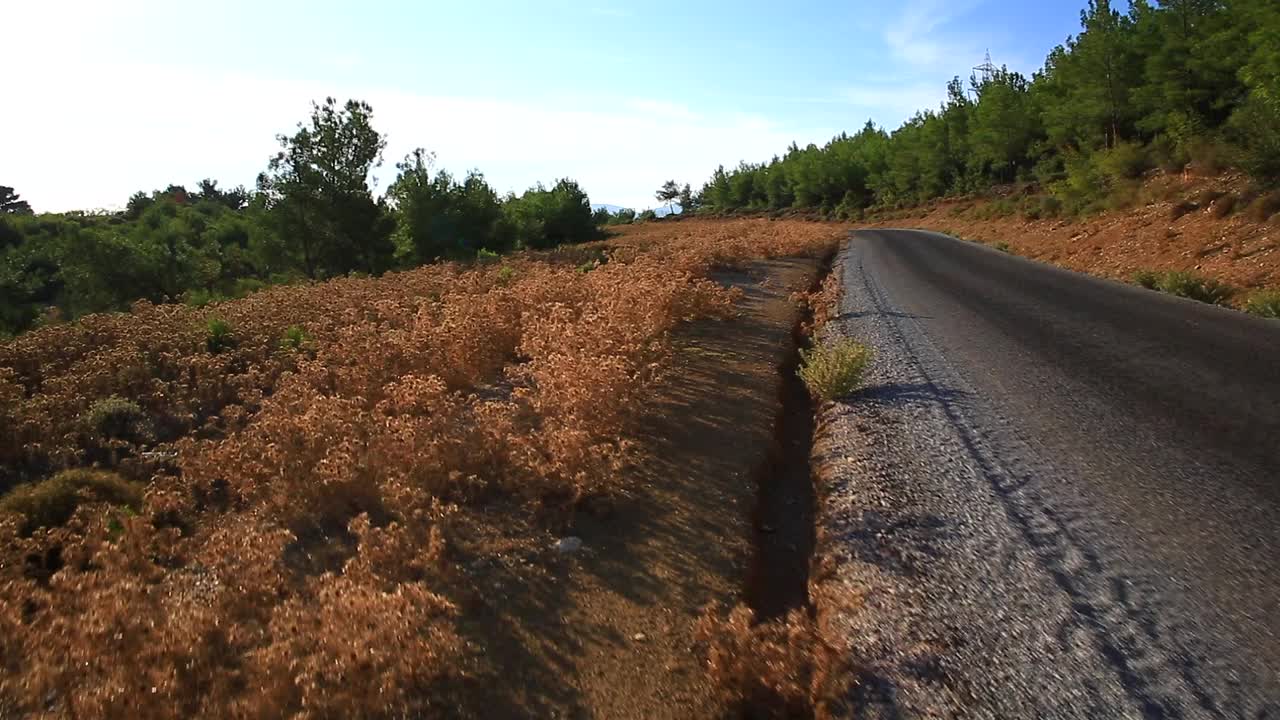 晴天山路鸟瞰图视频素材