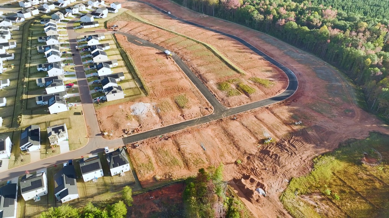 在南卡罗来纳居民区，从上面看正在建造的密集住宅。以美国郊区房地产开发为例视频素材