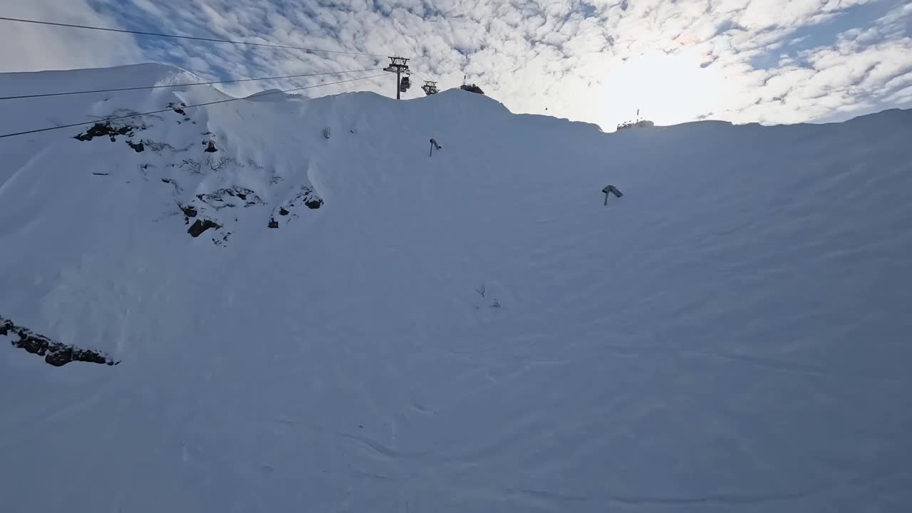 避暑山庄冬季山谷雪道索道人们休闲极限运动鸟瞰视频素材