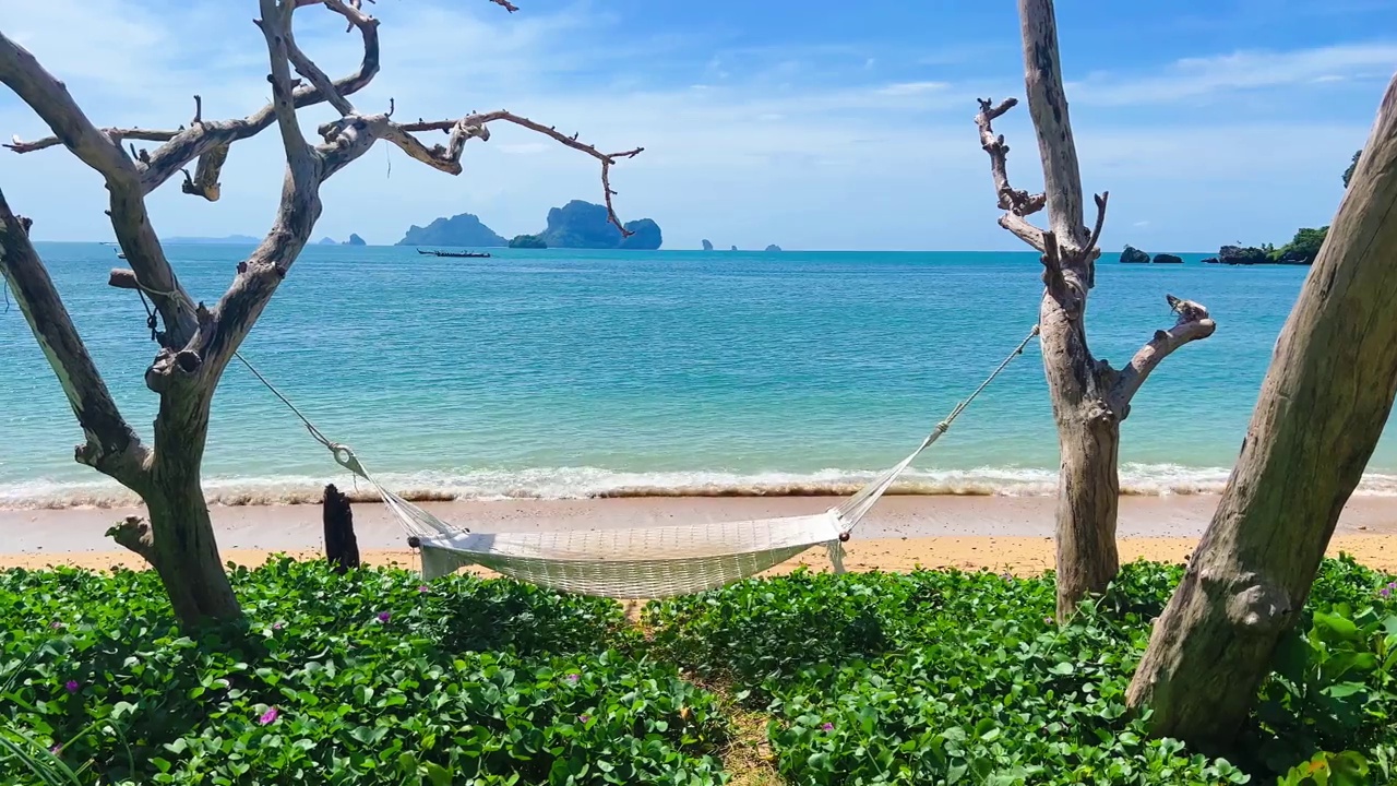 泰国，阳光明媚的一天，海边的吊床视频素材