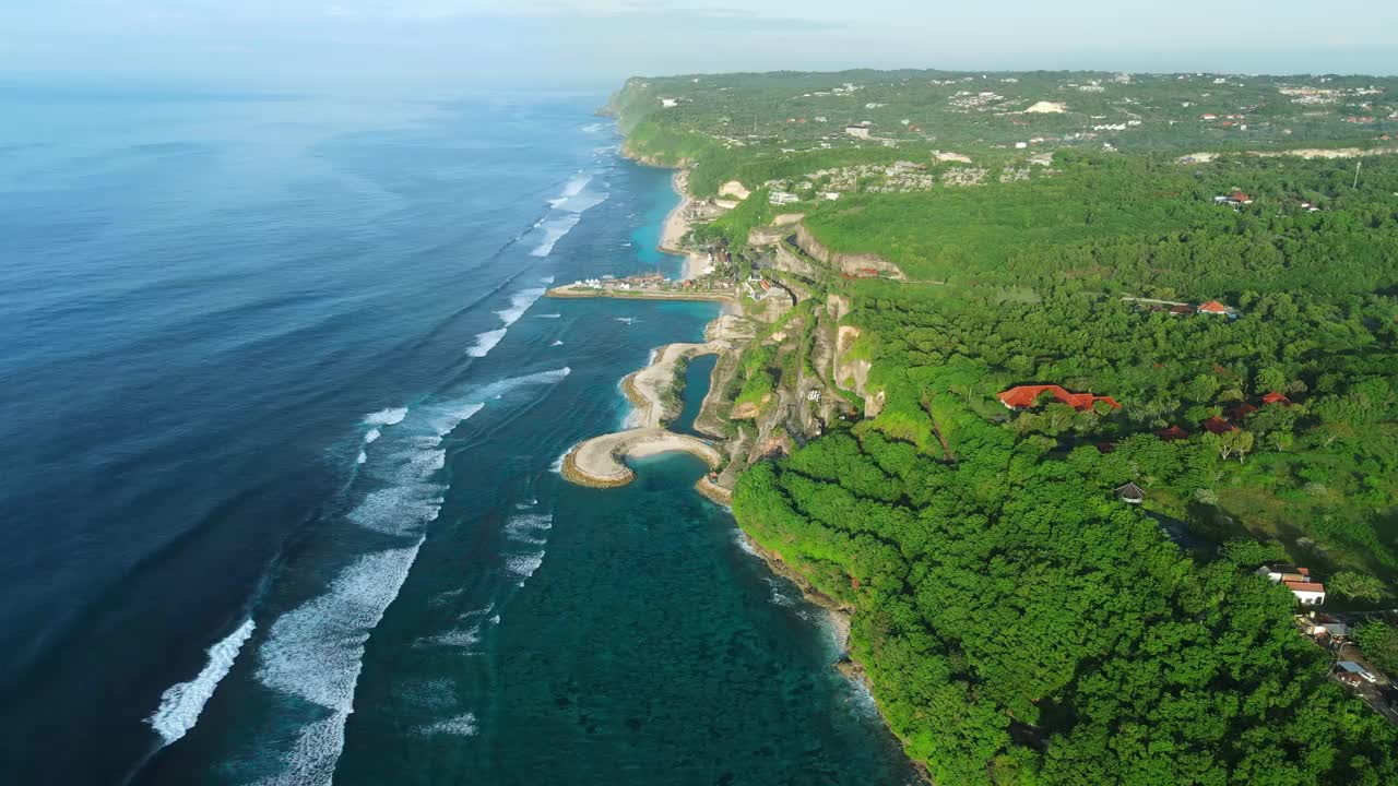 在巴厘岛，海滩和海浪的海岸线令人惊叹。鸟瞰图视频素材