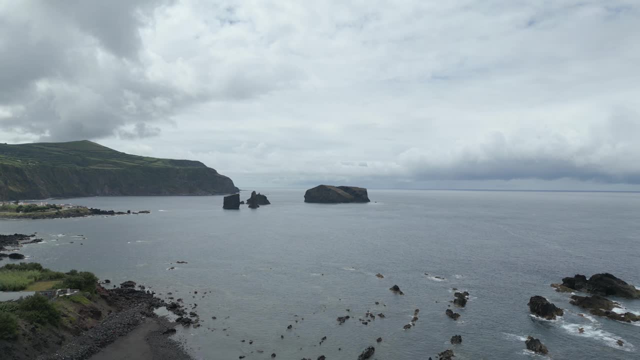 大西洋中葡萄牙亚速尔群岛崎岖的海岸线。海岸线外的海蚀柱和岩石露头。视频素材