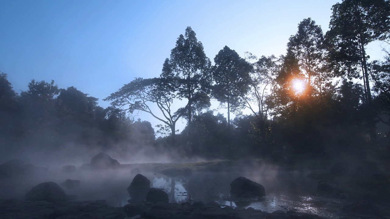 温泉和晨光。视频素材