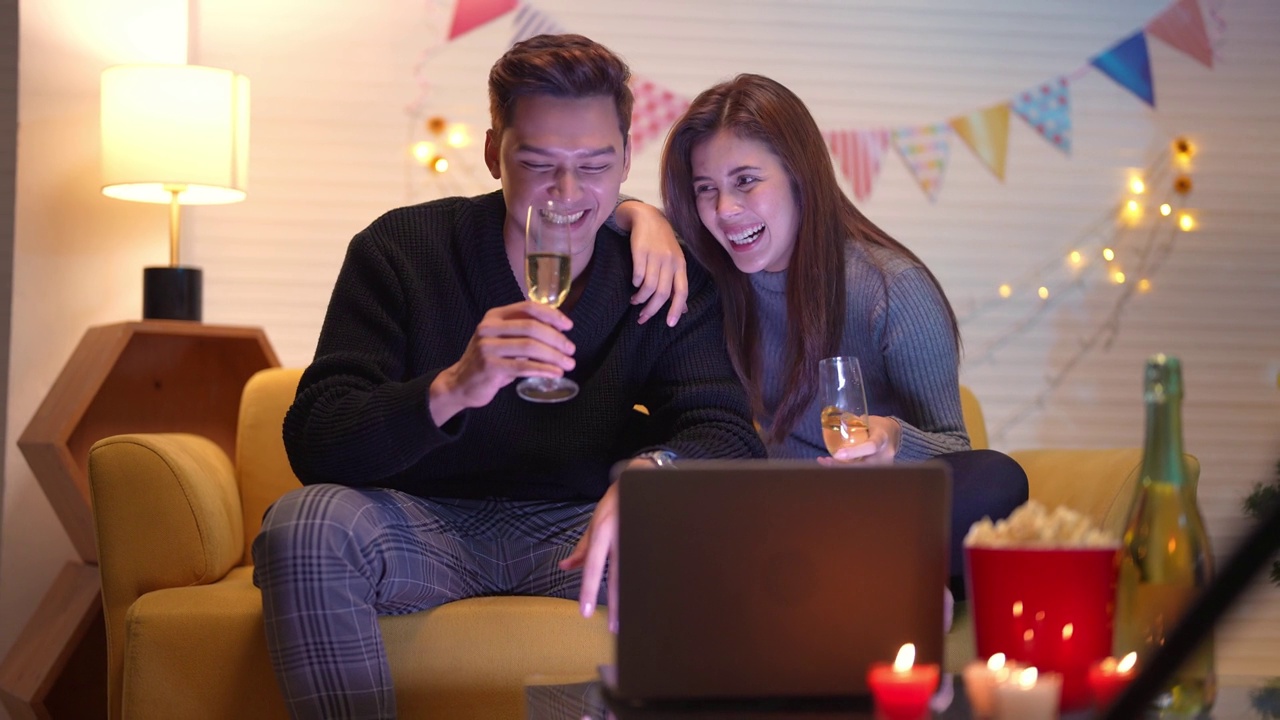 亚洲夫妇喝香槟庆祝圣诞节和新年晚会。视频素材