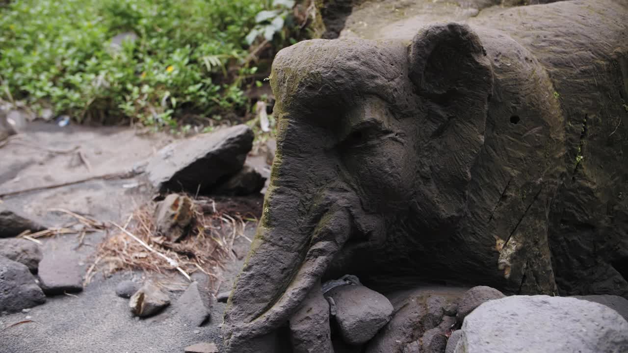 巴厘岛用石头做成的大象的古代雕塑视频素材