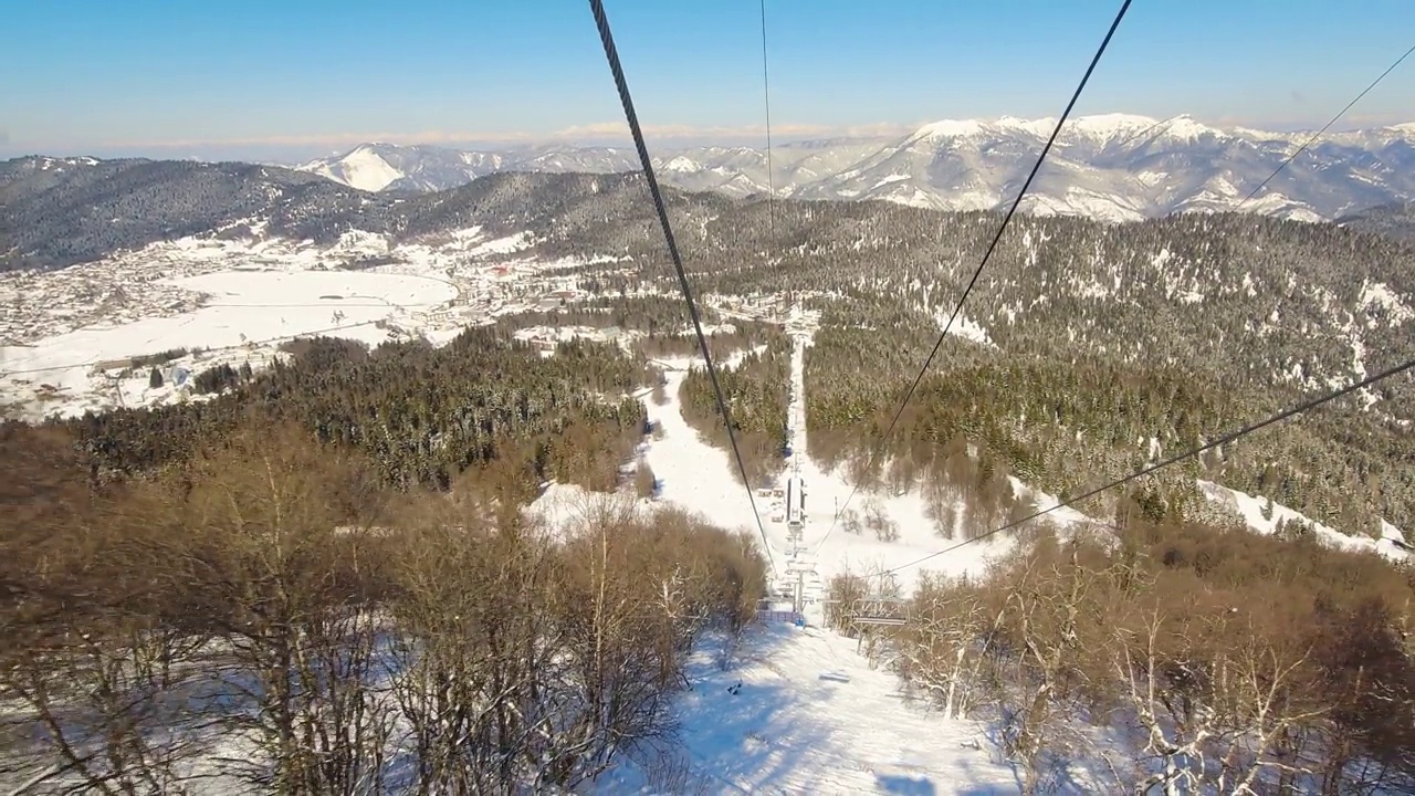 格鲁吉亚冬季Bakuriani滑雪胜地的空中乘客从缆车上俯瞰。著名的户外滑雪胜地视频素材