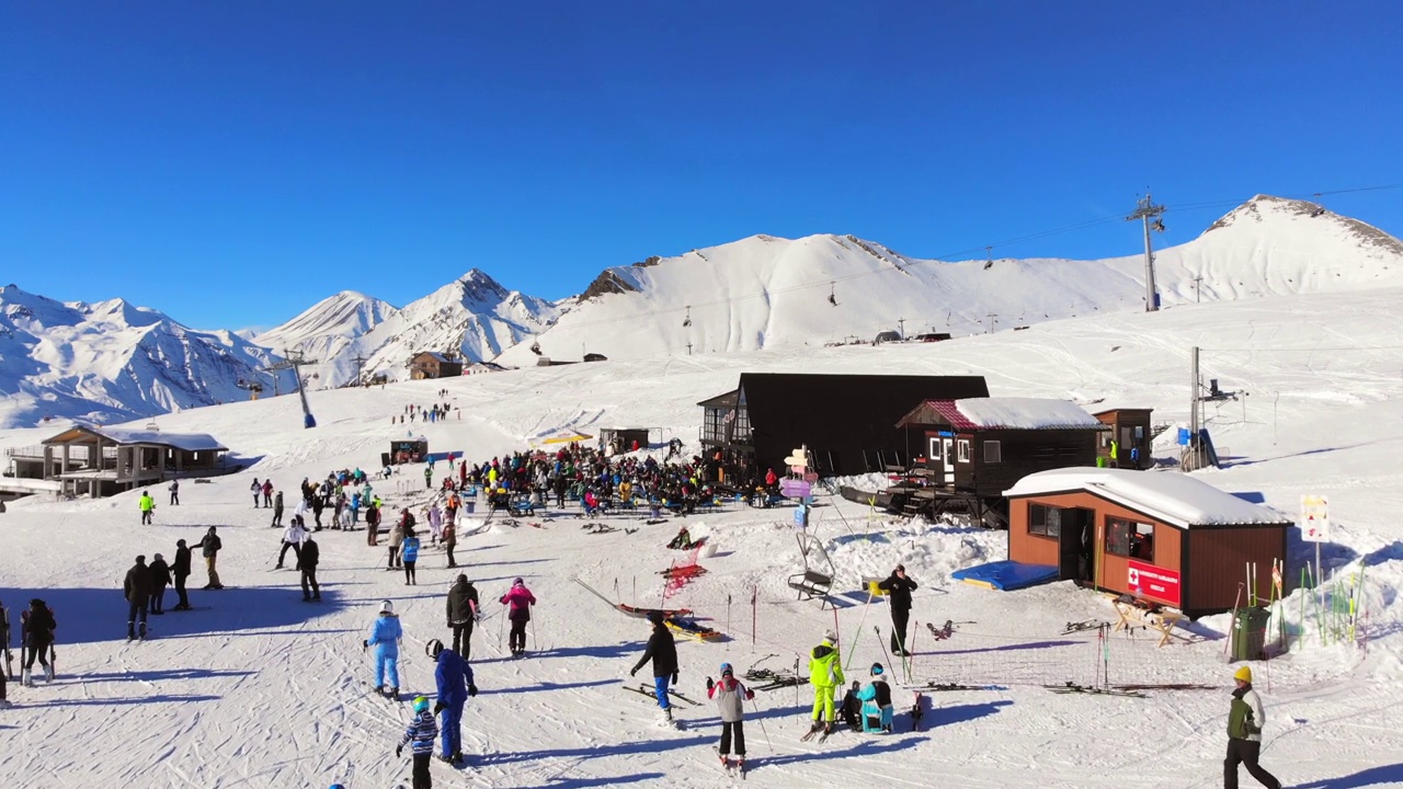 乔治亚州古达里- 2021年4月24日:鸟瞰古达里滑雪场，游客在雪地里的圆顶咖啡馆闲逛。旅游度假目的地格鲁吉亚，高加索。视频素材