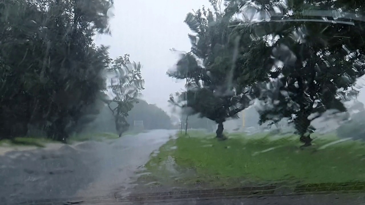 一场倾盆大雨停在爱沙尼亚的汽车外面视频素材