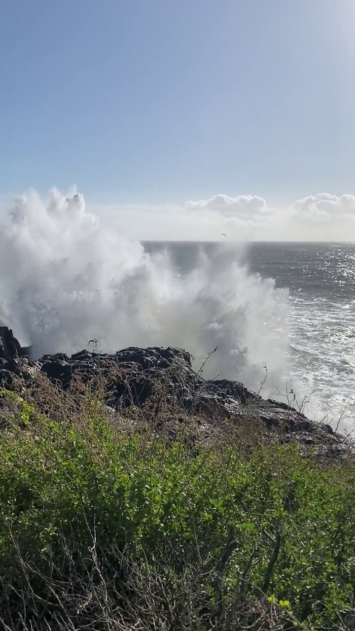 巨浪拍打着海岸视频素材