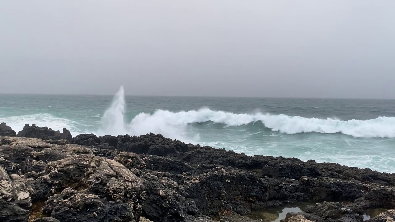 巨浪拍打着海岸视频素材