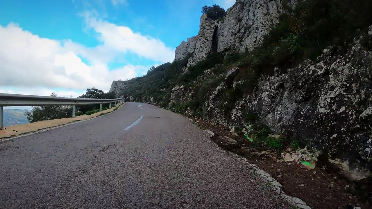 山路蜿蜒。在空旷的柏油路上行驶，周围是落基山脉视频素材