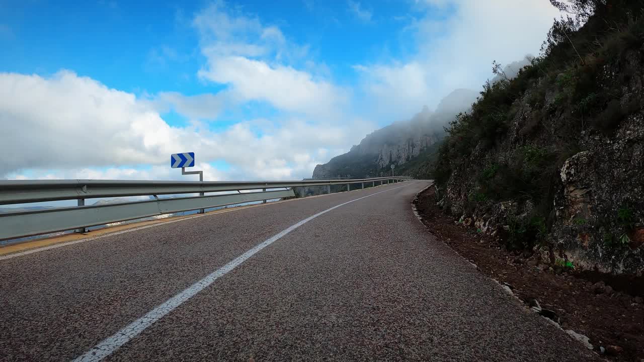 爬坡弯弯曲曲的山路。西班牙卡尔佩令人惊叹的蜿蜒道路视频素材