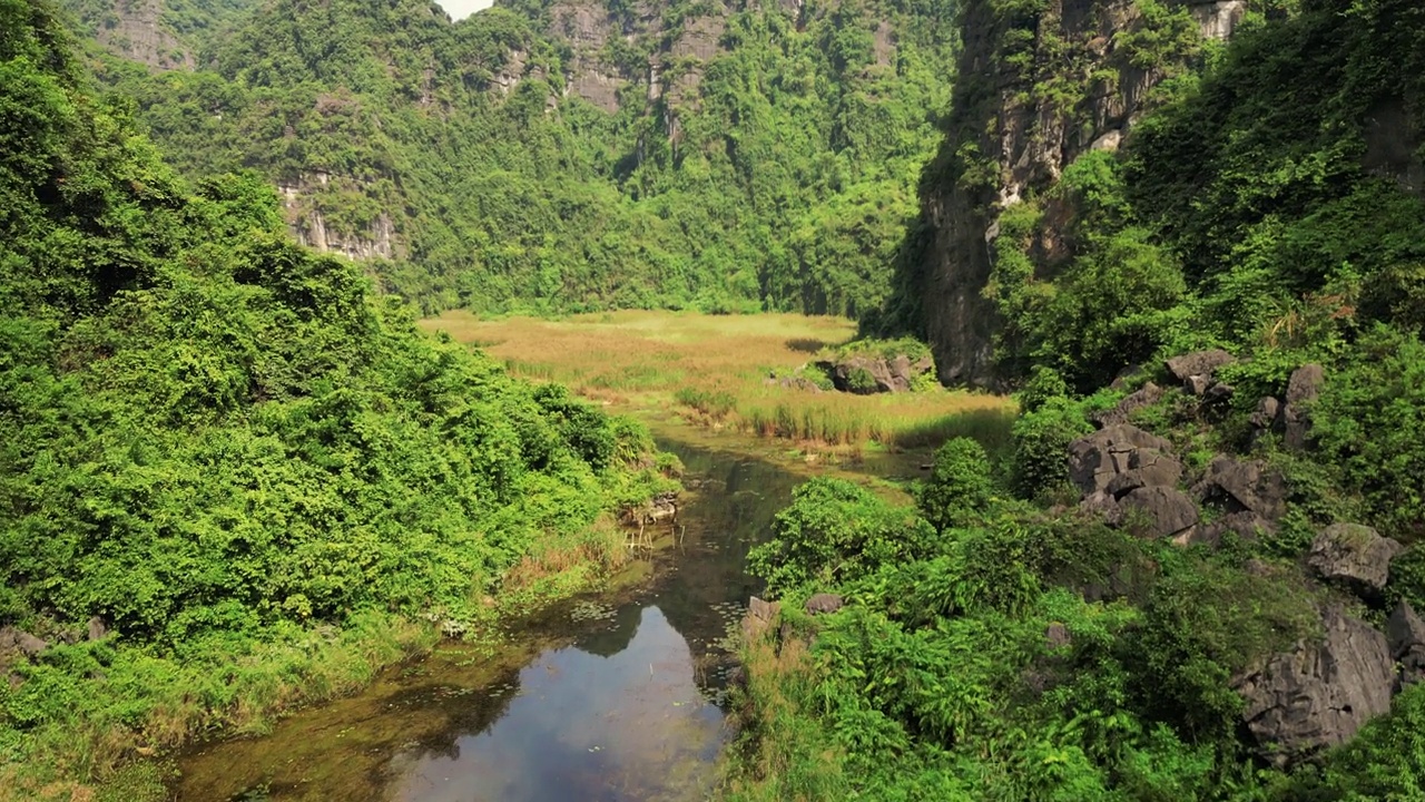 越南宁平省有喀斯特地貌的Tam Coc视频素材