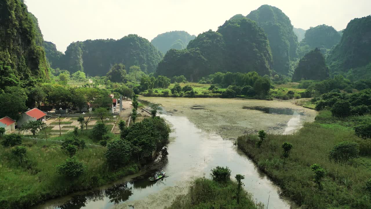 越南宁平省有喀斯特地貌的Tam Coc视频素材