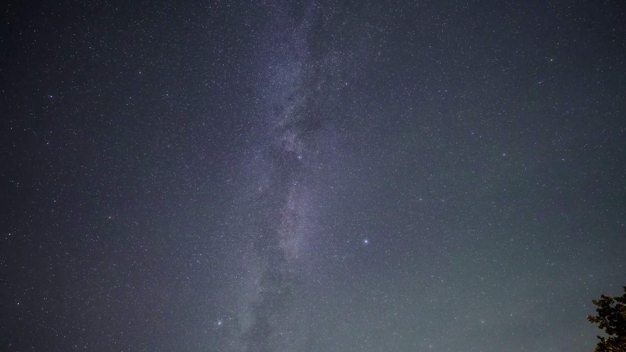 广角夜空的景观时间流逝与银河恒星在夜间视频素材