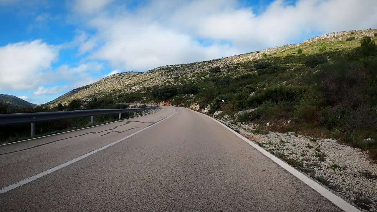 在空旷的沥青山路上行驶。自驾游，汽车旅行视频素材