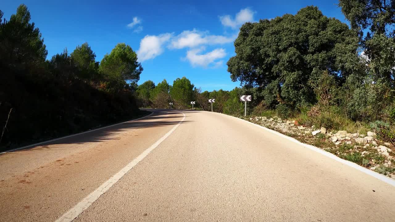 美丽的丘陵曲线车柏油路在地中海海岸，POV车辆驾驶视频素材