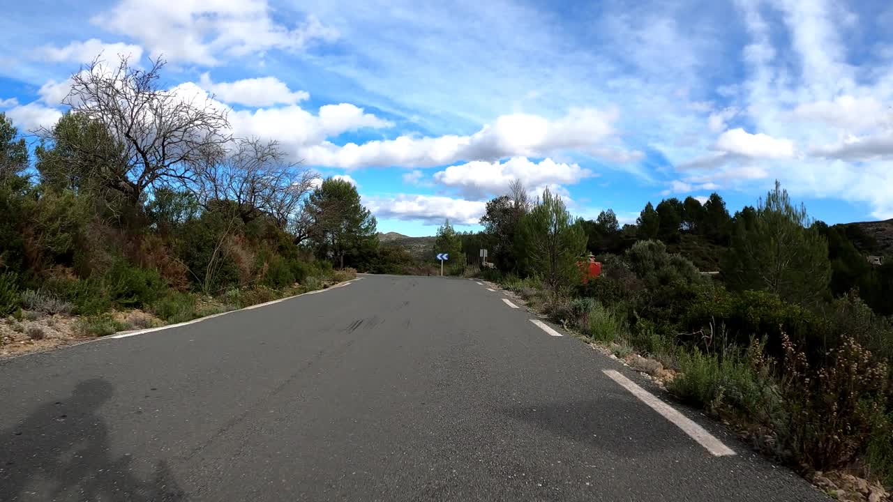 专业自行车手在公路自行车下降快速山区蛇形公路视频素材