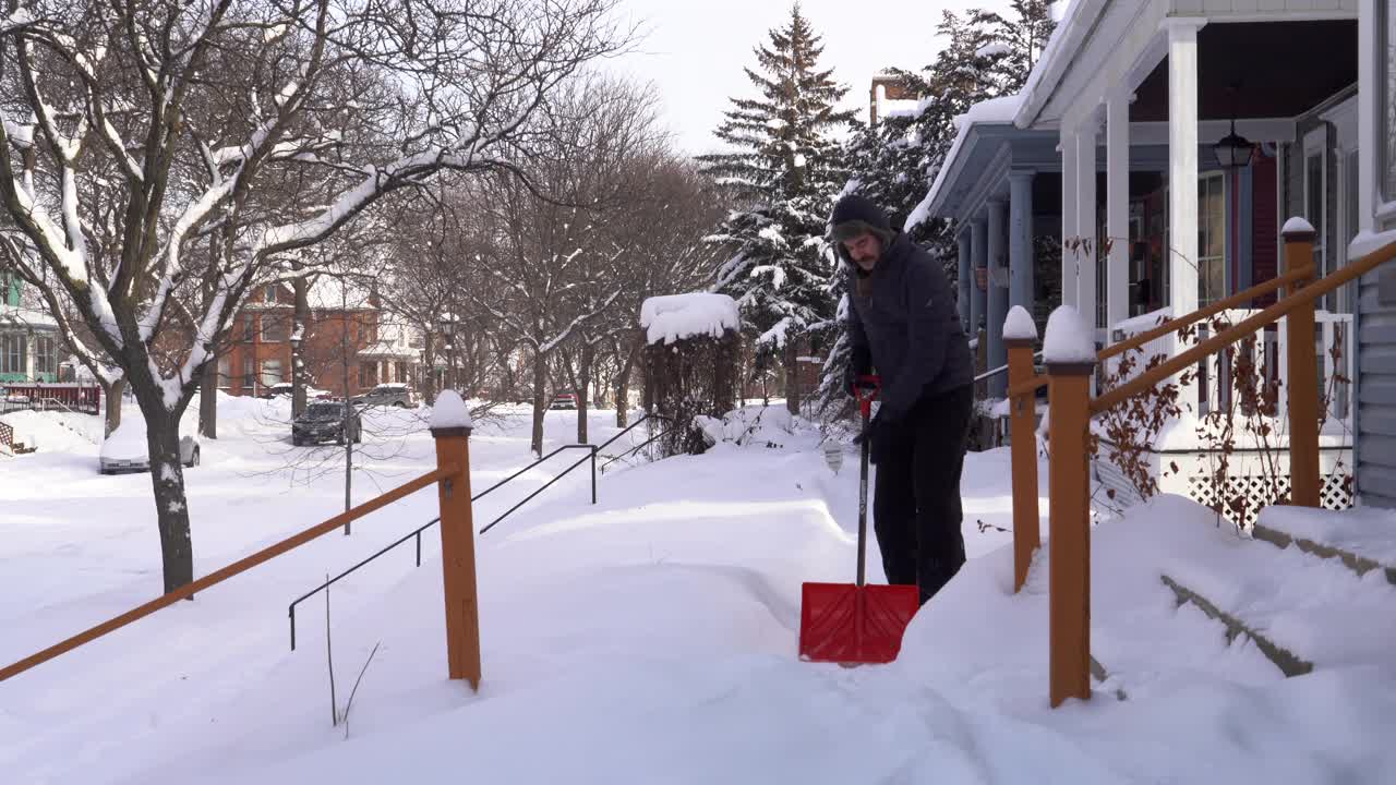 男人铲雪视频下载