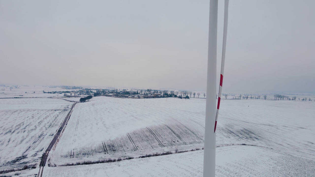 在寒冷的冰天雪地的冬天，强大的风力涡轮机农场的能源生产鸟瞰图视频素材