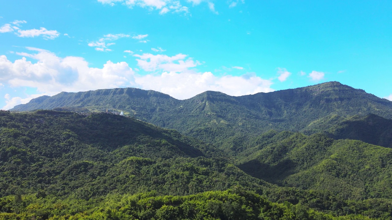 青山衬蓝天。视频素材