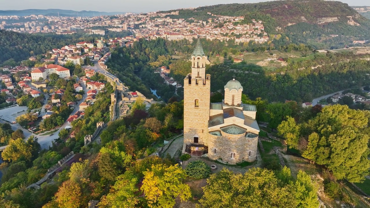 在保加利亚Veliko Tarnovo山上的阿森松大教堂周围飞行。Veliko Tarnovo镇的航拍清晨视频素材