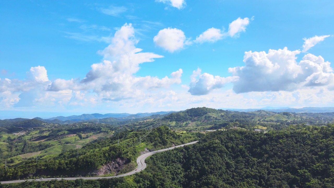 乡村道路穿过绿色的森林和山脉。视频素材