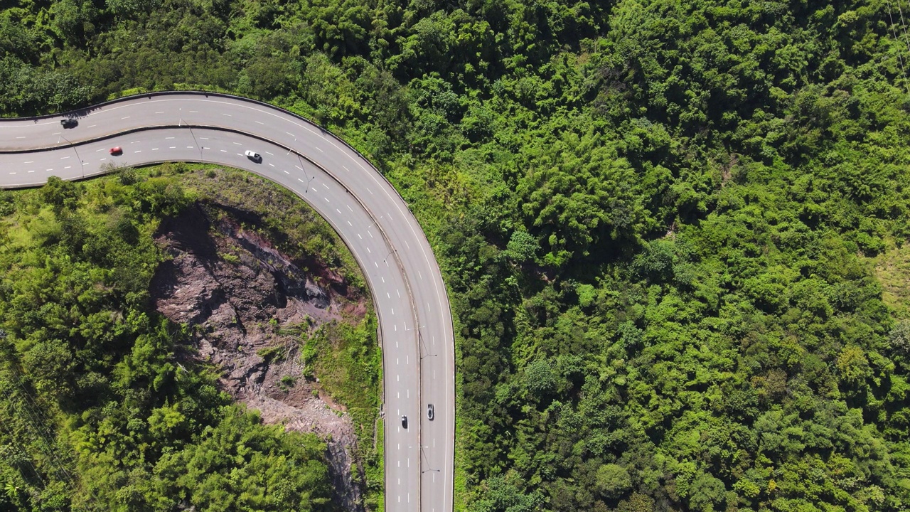 道路和绿色森林遍布该地区。视频素材