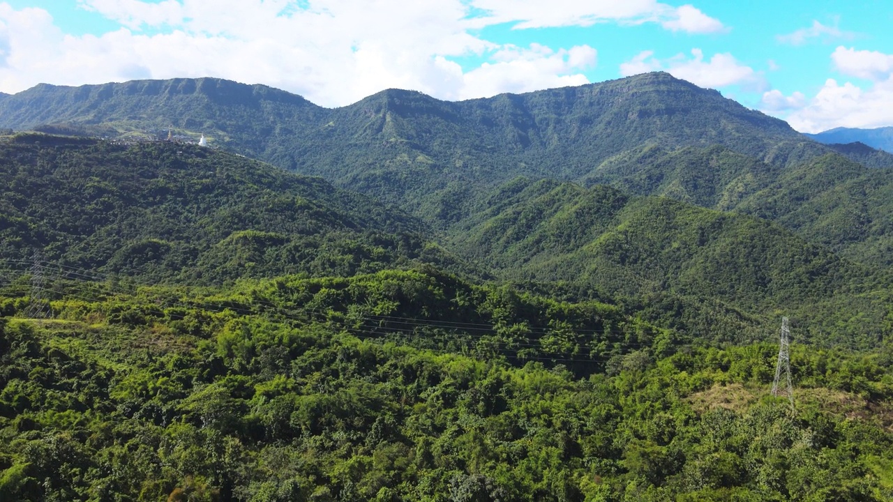 青山衬蓝天。视频素材