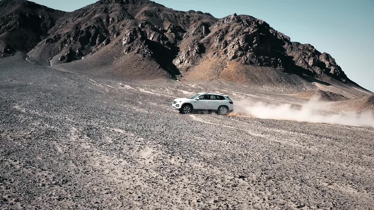 在戈壁行驶的非道路车辆视频素材