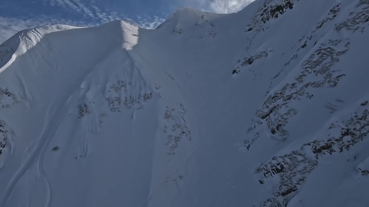 山坡攀登阳光顶峰岩石山脊电影高山雪冰冻景观鸟瞰图视频素材