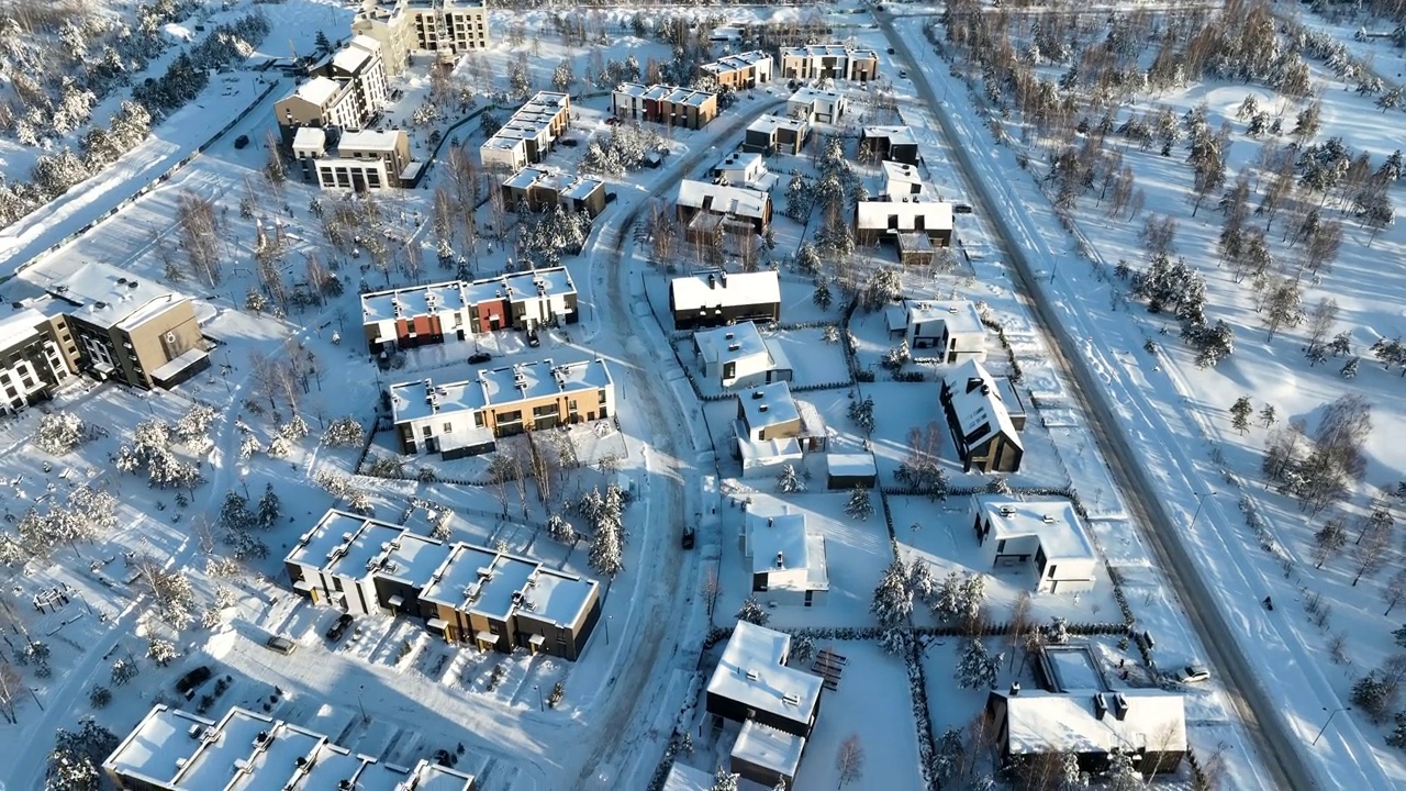 冬天的联排别墅。屋顶房屋在雪中，俯视图。雪景中的住宅小区。视频素材