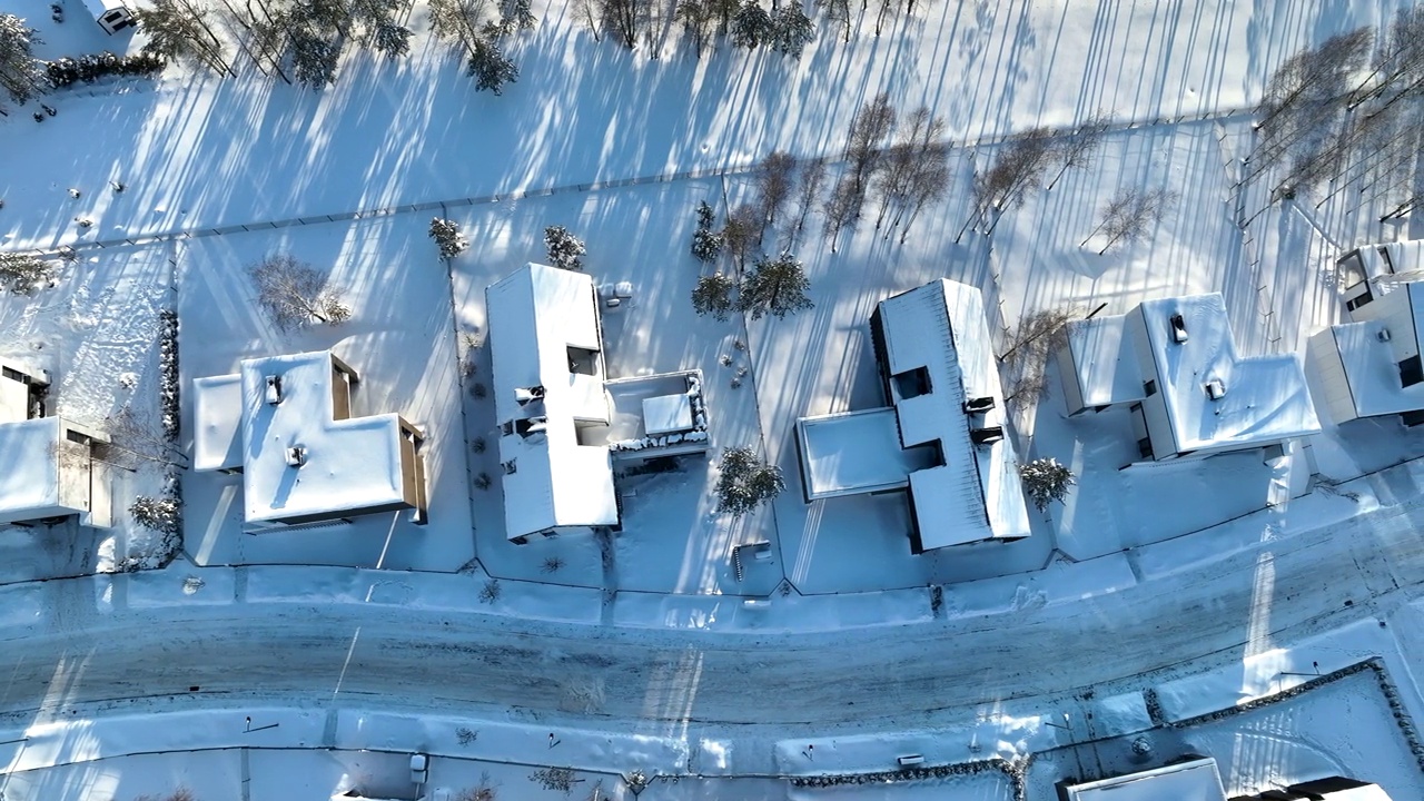 冬天的联排别墅。屋顶房屋在雪中，俯视图。雪景中的住宅小区。视频素材