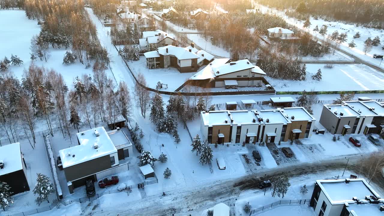 冬天的联排别墅。屋顶房屋在雪中，俯视图。雪景中的住宅小区。视频素材