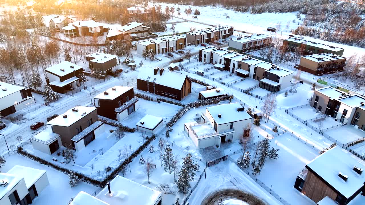 冬天的联排别墅。屋顶房屋在雪中，俯视图。雪景中的住宅小区。视频素材