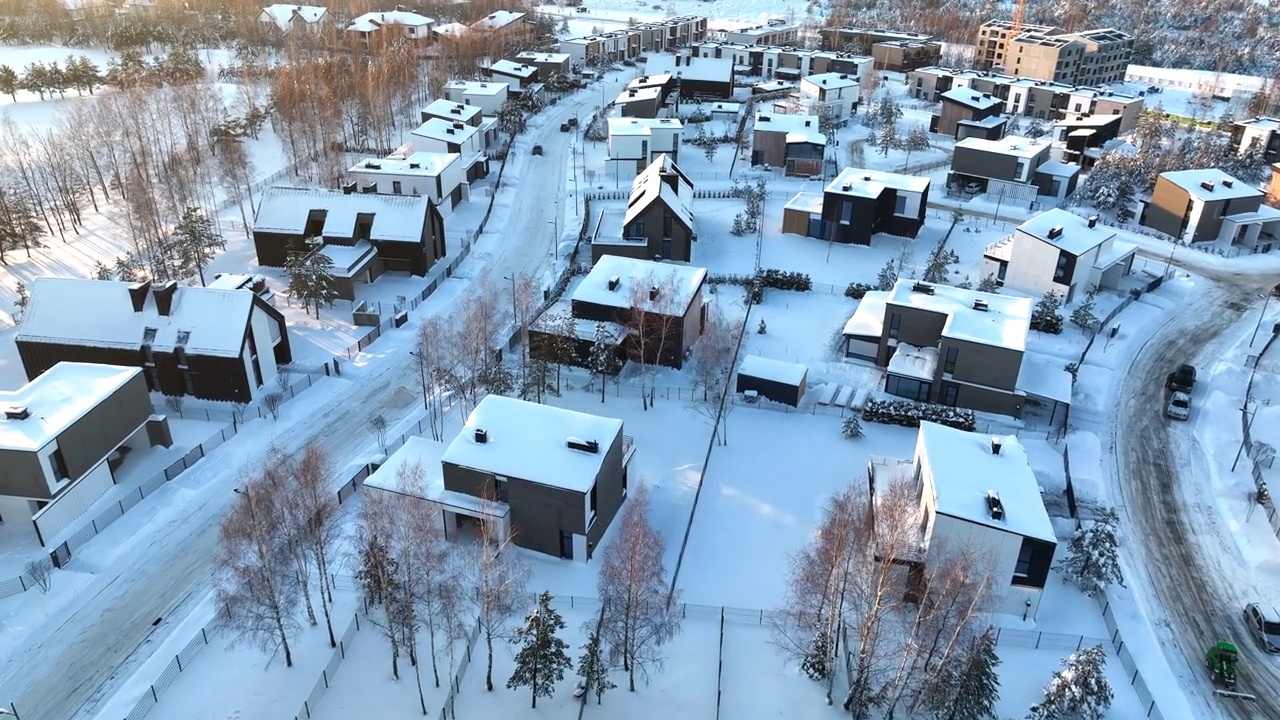 冬天的联排别墅。屋顶房屋在雪中，俯视图。雪景中的住宅小区。视频素材