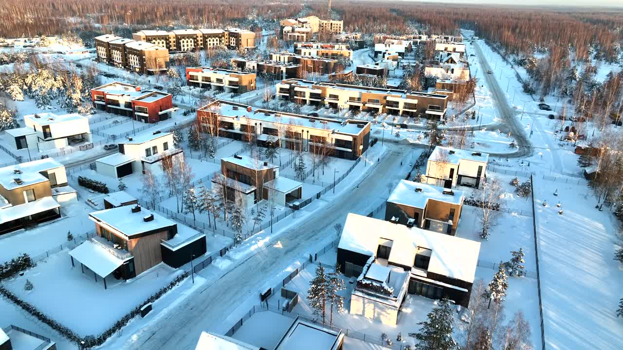 冬天的联排别墅。屋顶房屋在雪中，俯视图。雪景中的住宅小区。视频素材