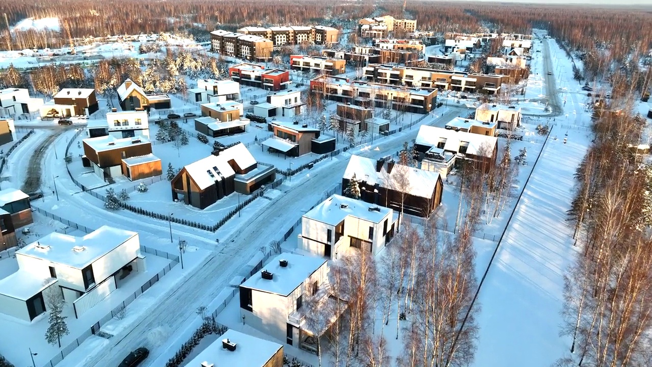 冬天的联排别墅。屋顶房屋在雪中，俯视图。雪景中的住宅小区。视频素材